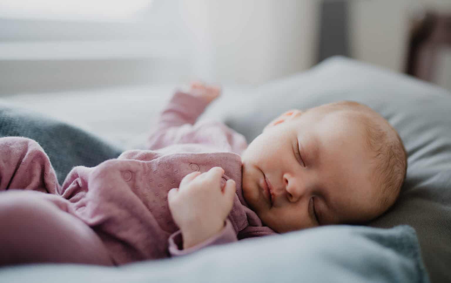 new-parents-guide-to-baby-day-sleeping-arrangements-and-schedules